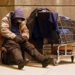 街友拿15元進速食店求助「能買什麼?」 店員的超齡回應獲得客人激讚