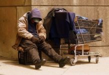 街友拿15元進速食店求助「能買什麼?」 店員的超齡回應獲得客人激讚