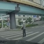 站斑馬線不走!他疑故意「阻斷車流40秒」 警:可罰錢