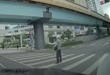 站斑馬線不走!他疑故意「阻斷車流40秒」 警:可罰錢