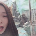 妹子在動物園跟猩猩拍照,回家看照片才發現不對勁!