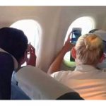 飛機在一萬英呎高空,女乘客拿手機拍下窗外風景卻目睹驚人事件全紀錄