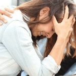 搭火車遇到正妹爆哭,下秒被問「肩膀可以借我嗎」…男子「神回這句」結局超傻眼!