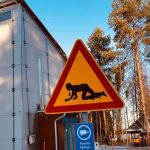 「這神秘告示牌是啥意思?」當地人出面解釋,網友全笑歪!