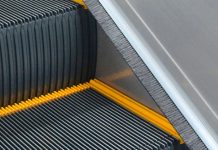 「手扶梯兩側刷毛」真的是刷鞋用嗎?專家解釋「超重要功能」