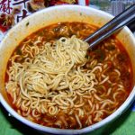 半夜4點驚見女兒揪男同學在「客廳吃泡麵」!「超扯解釋」讓老爸起疑心…