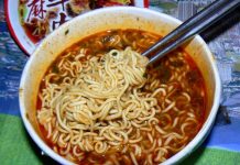 半夜4點驚見女兒揪男同學在「客廳吃泡麵」!「超扯解釋」讓老爸起疑心…