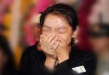 前夫病逝我帶女兒參加葬禮, 進屋女兒卻一直笑下一秒我砸了祠堂…