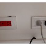 在家裡發現「紅色插座」試用完全沒電,懷疑師傅裝錯!內行人曝偉大用途…長知識了!