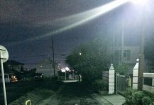 回家的路上看到一支「傘插在水溝蓋上」越看越毛!網友:別亂拔,快走!