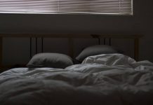 女友外宿躲棉被視訊,是想騙我沒看過棉被嗎…