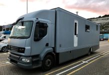 年輕夫妻花了14萬買了大卡車,內裝太驚人….這是大部分人的夢想!