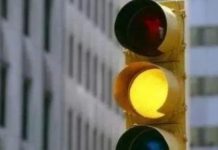 被開罰單竟是「闖黃燈」!疑惑「跟闖紅燈罰則一樣嗎?」