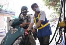 明明才剛加完油,上路沒多久油表直接歸零,回加油站,店員竟然不認帳!