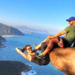 這對情侶上傳多張「懸崖邊的驚險合照」讓網友們看到冒冷汗,鏡頭一拉遠大家都笑翻:白擔心了!