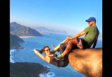 這對情侶上傳多張「懸崖邊的驚險合照」讓網友們看到冒冷汗,鏡頭一拉遠大家都笑翻:白擔心了!