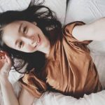 Albee床戰忘鎖門!男友媽開門目睹她「一絲不掛」坐兒子身上