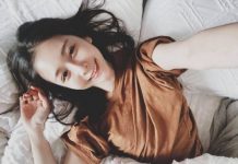 Albee床戰忘鎖門!男友媽開門目睹她「一絲不掛」坐兒子身上