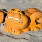 海灘上「加菲貓電話」不管撿幾次都會一直再出現!當地人困惑30年…謎團終於解開了