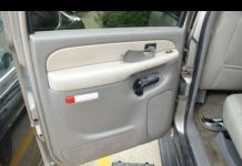 買了一台破舊二手車,後門故障拆下來修理卻得到「意外寶藏」….賺翻了!