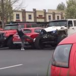 賓士男亂停「一次佔2位」 吉普車兄弟霸氣制裁…取車畫面讓網友嗨翻:結局太療癒