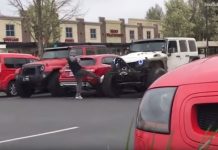 賓士男亂停「一次佔2位」 吉普車兄弟霸氣制裁…取車畫面讓網友嗨翻:結局太療癒