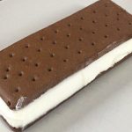 她買了這款冰淇淋三明治,不小心掉地上意外發現「驚人事實」網友實測完:再也不敢吃了!