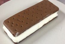 她買了這款冰淇淋三明治,不小心掉地上意外發現「驚人事實」網友實測完:再也不敢吃了!