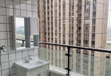 套房的浴室放陽台,女網友瞬間崩潰,懷疑房東有「超暗黑陰謀」!