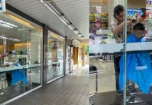 新服務?路過超商驚見阿婆「自備披巾幫孫剪髮」網怒批:恥力無極限!