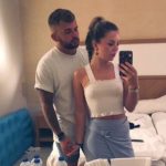 女兒上傳和男友的對鏡拍照…爸爸眼尖驚見「亮點」意外發現女兒暗黑面