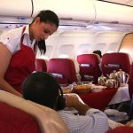 他搭飛機突然被前座乘客拔腿毛 一看對方真實身分 秒傻眼:不跟你計較了!