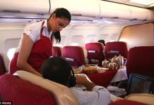 他搭飛機突然被前座乘客拔腿毛 一看對方真實身分 秒傻眼:不跟你計較了!