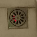 打掃到一半,浴室排水孔發出「詭異紅光」,還能繼續清潔嗎?網友解答:就繼續吧~