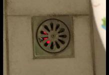 打掃到一半,浴室排水孔發出「詭異紅光」,還能繼續清潔嗎?網友解答:就繼續吧~