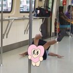 搭捷運抓握把「扮泰山」,學生妹下秒「雙腳大開」糗跌!