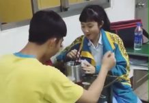 情侶互餵放閃光,畫面一轉到旁邊,卻是「天壤之別」……網友笑翻:也差太多XDD