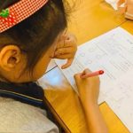 寫數學就過敏!9歲女孩「眼睛腫到睜不開」,過來人分析原因