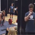 辣妹挑戰舉重 一用力過猛竟出現爆尷尬「生理反應」讓隊友直接傻眼不忍直視
