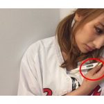 女藝人裝球迷拍照發文「發燒到40度不得不先離席」沒想到還是被眼尖網友發現亮點:神打臉