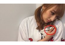 女藝人裝球迷拍照發文「發燒到40度不得不先離席」沒想到還是被眼尖網友發現亮點:神打臉