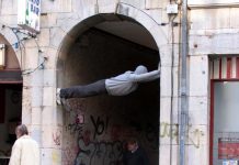 藝術家在街頭擺放「人體模型」測試路人反應,結果詭異的動作嚇到不少人,驚人到報警!!