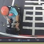 騎車真的要小心,避免發生這種親密熱吻的事情!!