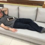 專長發揮淋漓盡致!修圖公司CEO「睡著被員工發現」 醒來後「自己竟變梗圖素材」還變奧斯卡小金人