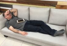 專長發揮淋漓盡致!修圖公司CEO「睡著被員工發現」 醒來後「自己竟變梗圖素材」還變奧斯卡小金人