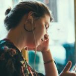 戴有線耳機很怪?2高中妹酸「怎有人不是戴AirPods」好丟臉 網一面倒讚「有線耳機才是王道」別無知