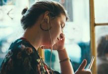 戴有線耳機很怪?2高中妹酸「怎有人不是戴AirPods」好丟臉 網一面倒讚「有線耳機才是王道」別無知