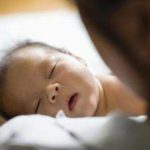 爺爺帶小孫女睡覺「從來不哭」!寶媽好奇偷看「對方哄睡過程」後破口大駡: 你不要臉孩子還要臉