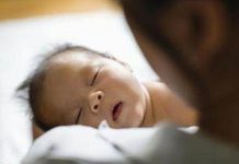 爺爺帶小孫女睡覺「從來不哭」!寶媽好奇偷看「對方哄睡過程」後破口大駡: 你不要臉孩子還要臉