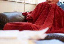 持續濕冷!他拿出「祖傳阿嬤毛毯」俗氣卻超暖:誰家也有 網友興奮喊「不是拿來蓋的」曝真正用途